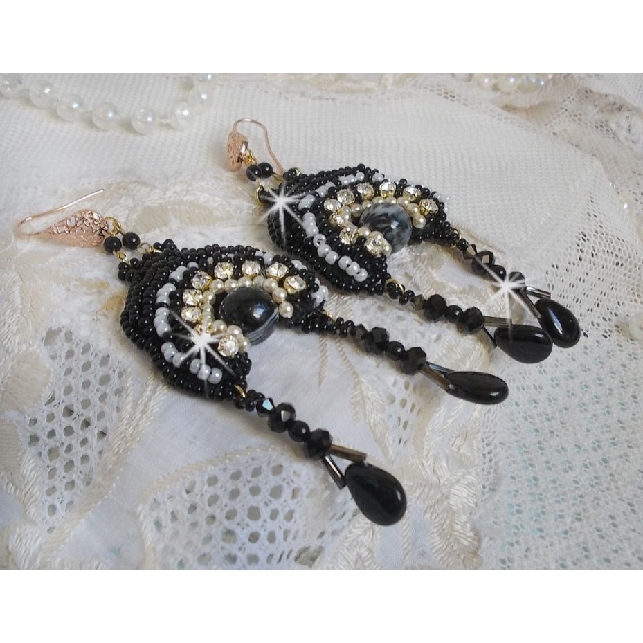 BO Féerie Black zijn geborduurd met Swarovski kristallen, kristallen chatons, afgeplatte ronde facetkralen, gedraaide Bugles en rocailles.