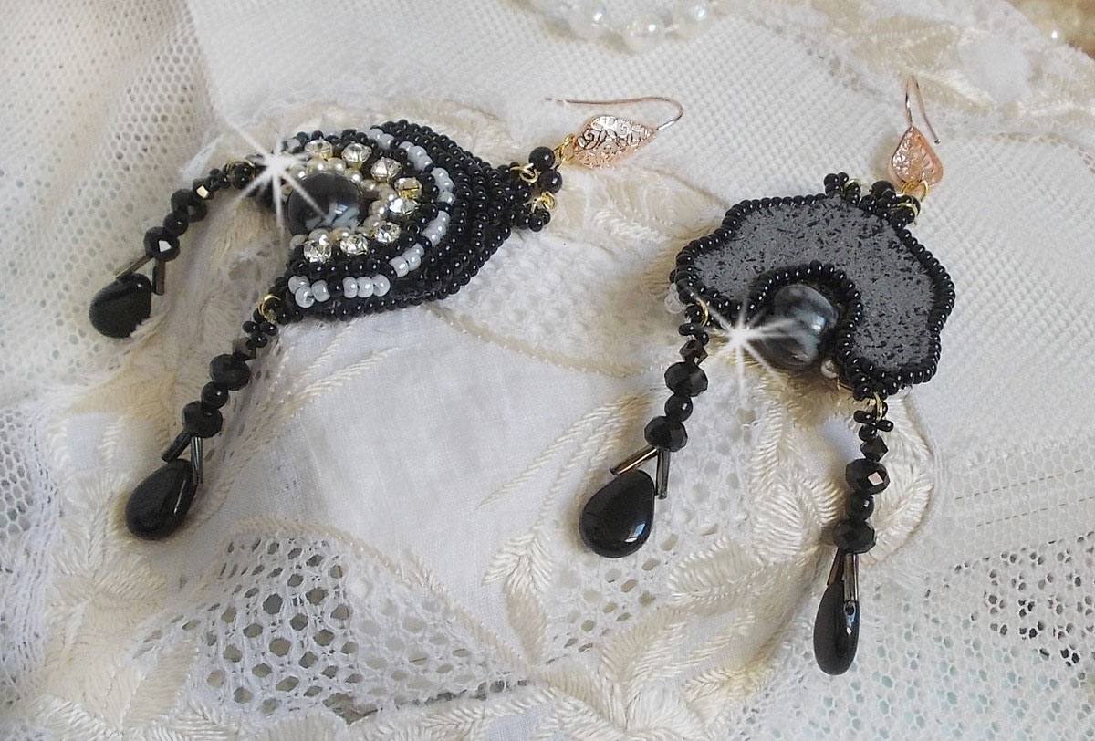 BO Féerie Black zijn geborduurd met Swarovski kristallen, kristallen chatons, afgeplatte ronde facetkralen, gedraaide Bugles en rocailles.