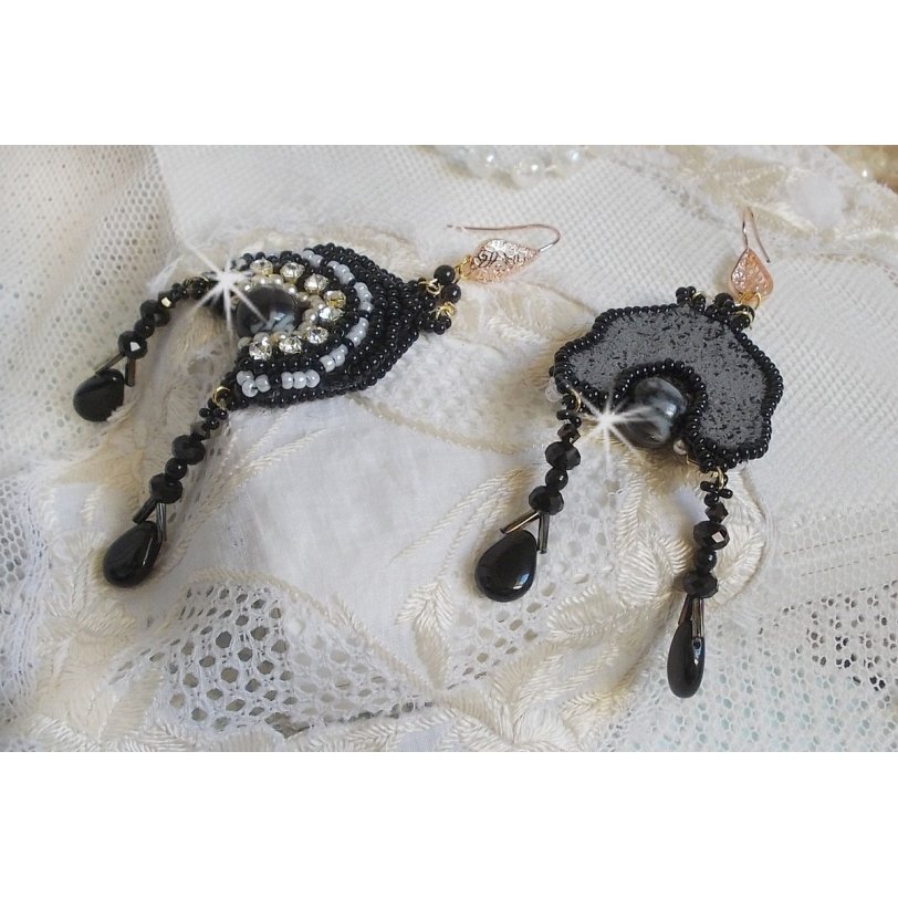 BO Féerie Black zijn geborduurd met Swarovski kristallen, kristallen chatons, afgeplatte ronde facetkralen, gedraaide Bugles en rocailles.