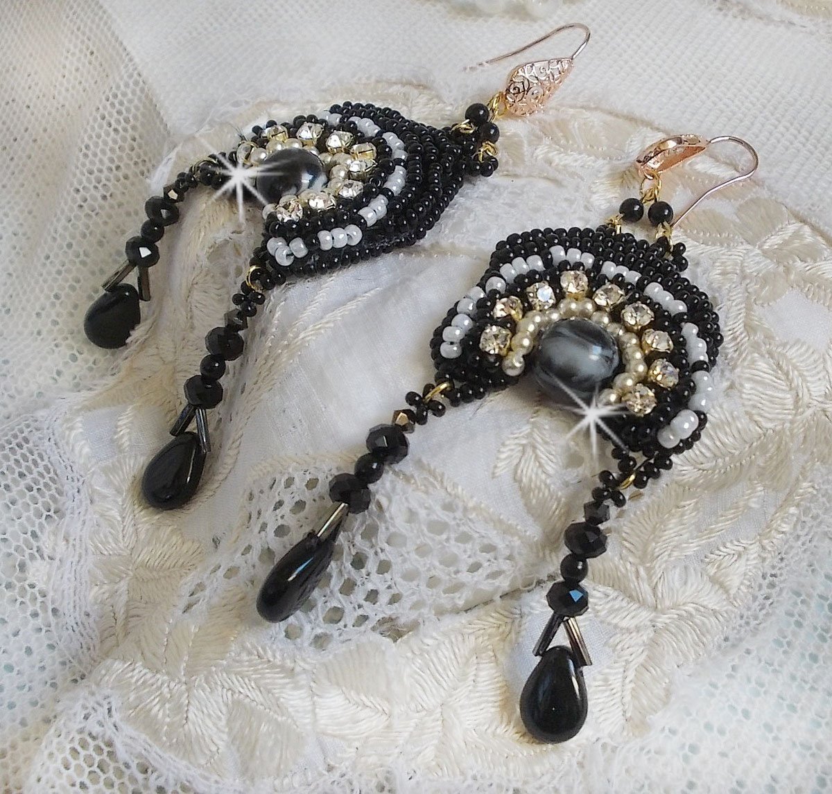 BO Féerie Black zijn geborduurd met Swarovski kristallen, kristallen chatons, afgeplatte ronde facetkralen, gedraaide Bugles en rocailles.