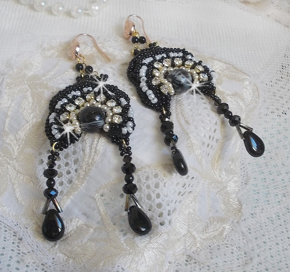 BO Féerie Black zijn geborduurd met Swarovski kristallen, kristallen chatons, afgeplatte ronde facetkralen, gedraaide Bugles en rocailles.
