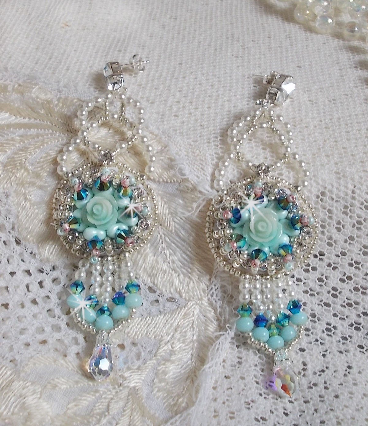 BO Blue Flowers Haute-Couture geborduurd met Swarovski kristallen, mintkleurige harscabochons, Miyuki-zaadkralen en 925/1000 zilveren knopjes.