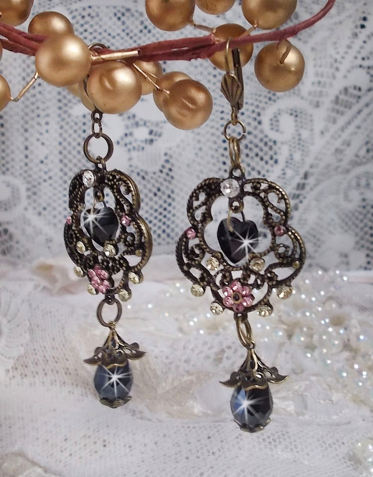 BO Irresistible Passion Collection gemonteerd met Swarovski kristallen op bronzen filigraan bloemkandelaars.