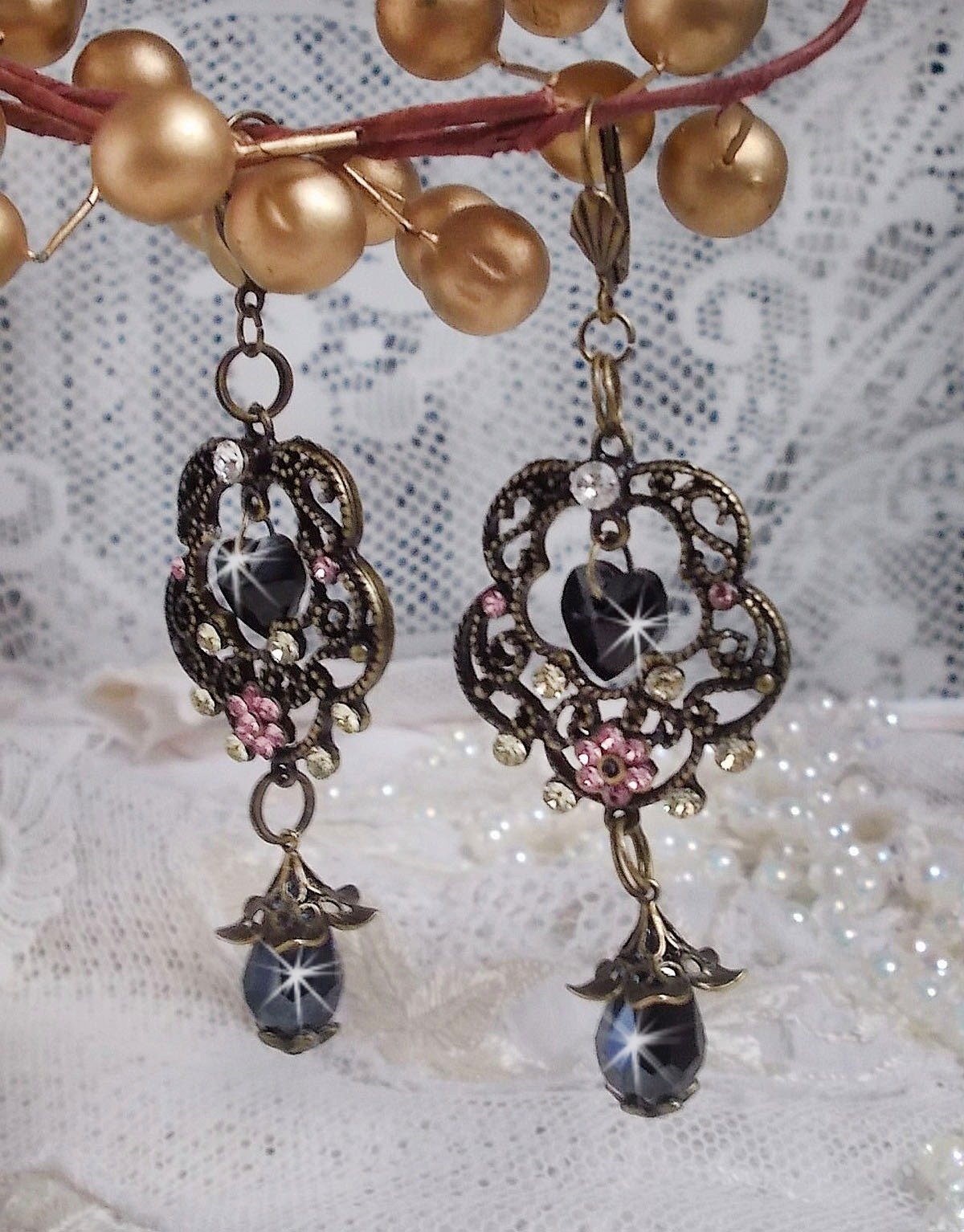 BO Irresistible Passion Collection gemonteerd met Swarovski kristallen op bronzen filigraan bloemkandelaars.