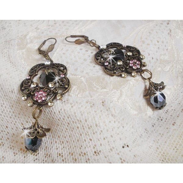 BO Irresistible Passion Collection gemonteerd met Swarovski kristallen op bronzen filigraan bloemkandelaars.