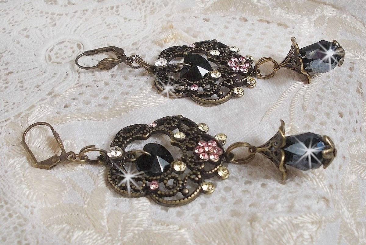 BO Irresistible Passion Collection gemonteerd met Swarovski kristallen op bronzen filigraan bloemkandelaars.