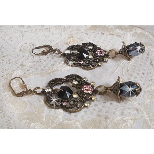 BO Irresistible Passion Collection gemonteerd met Swarovski kristallen op bronzen filigraan bloemkandelaars.