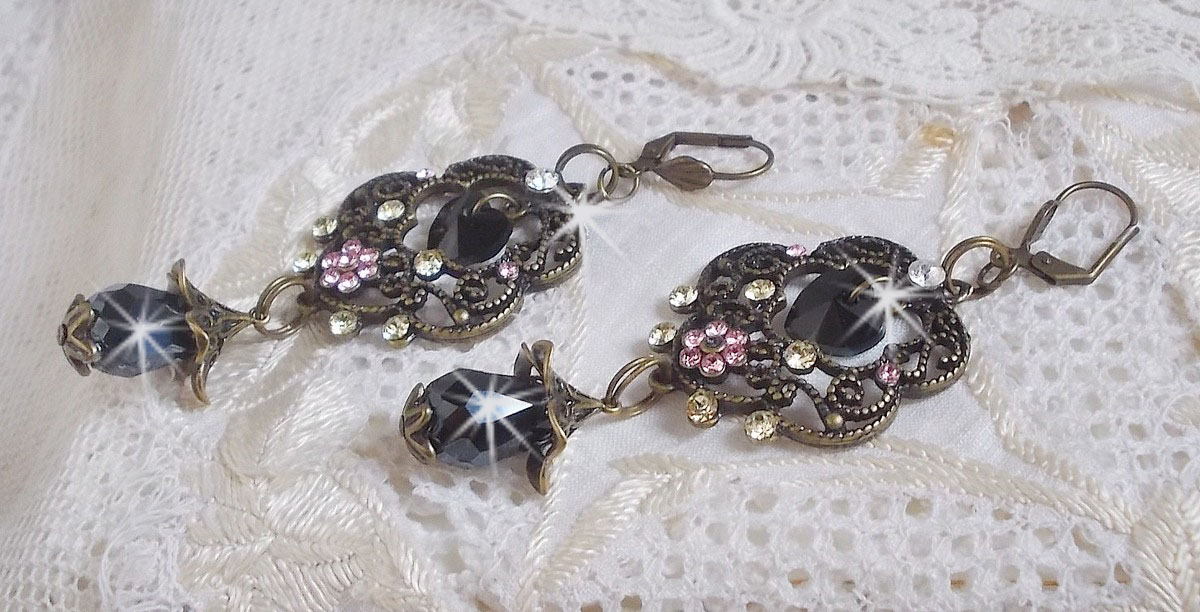 BO Irresistible Passion Collection gemonteerd met Swarovski kristallen op bronzen filigraan bloemkandelaars.