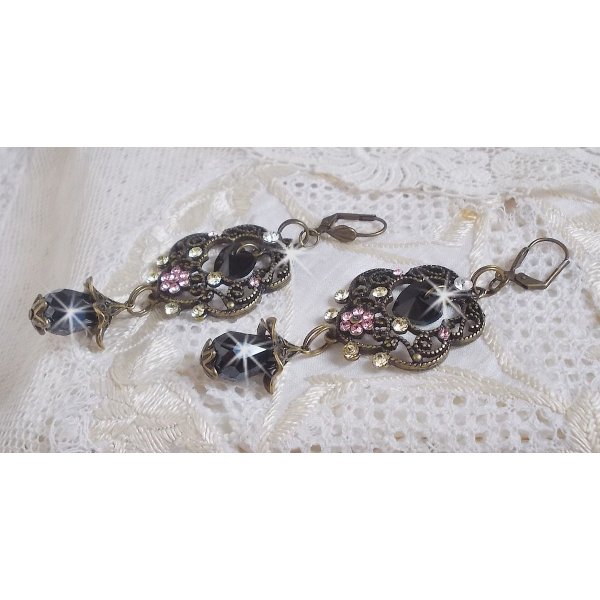 BO Irresistible Passion Collection gemonteerd met Swarovski kristallen op bronzen filigraan bloemkandelaars.