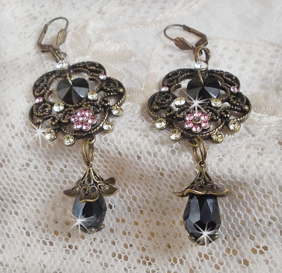 BO Irresistible Passion Collection gemonteerd met Swarovski kristallen op bronzen filigraan bloemkandelaars.
