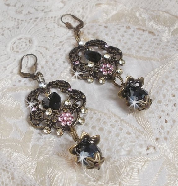 BO Irresistible Passion Collection gemonteerd met Swarovski kristallen op bronzen filigraan bloemkandelaars.