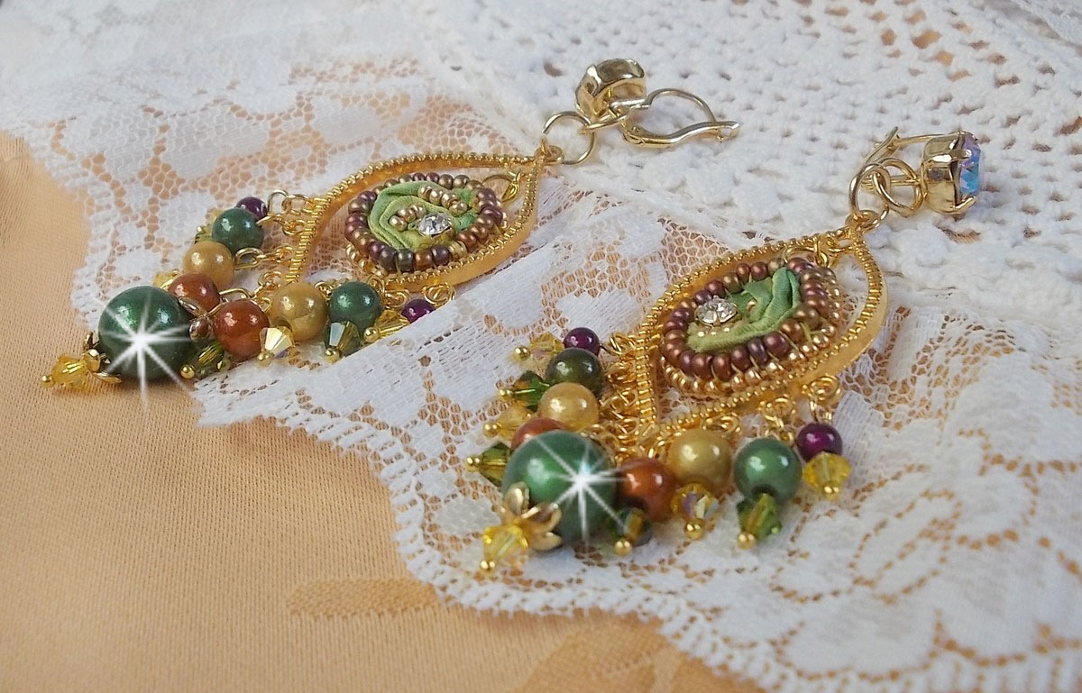 BO Venetiaanse maan geborduurd met kameleonkleurig zijden lint, Swarovski kristallen en magische kralen