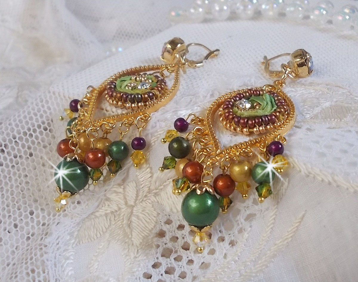 BO Venetiaanse maan geborduurd met kameleonkleurig zijden lint, Swarovski kristallen en magische kralen