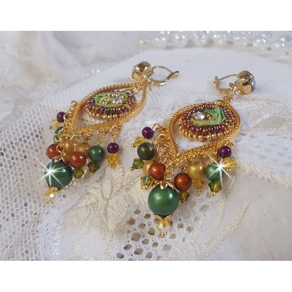 BO Venetiaanse maan geborduurd met kameleonkleurig zijden lint, Swarovski kristallen en magische kralen