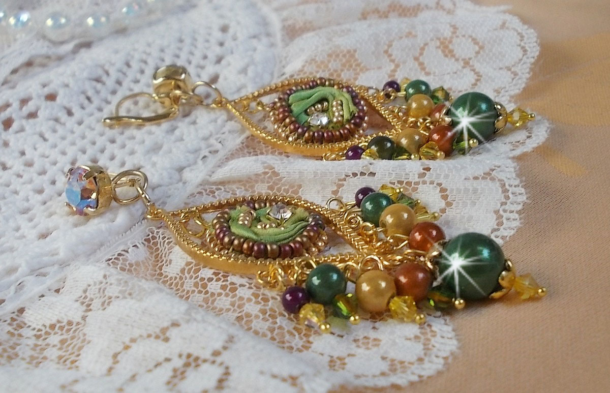 BO Venetiaanse maan geborduurd met kameleonkleurig zijden lint, Swarovski kristallen en magische kralen