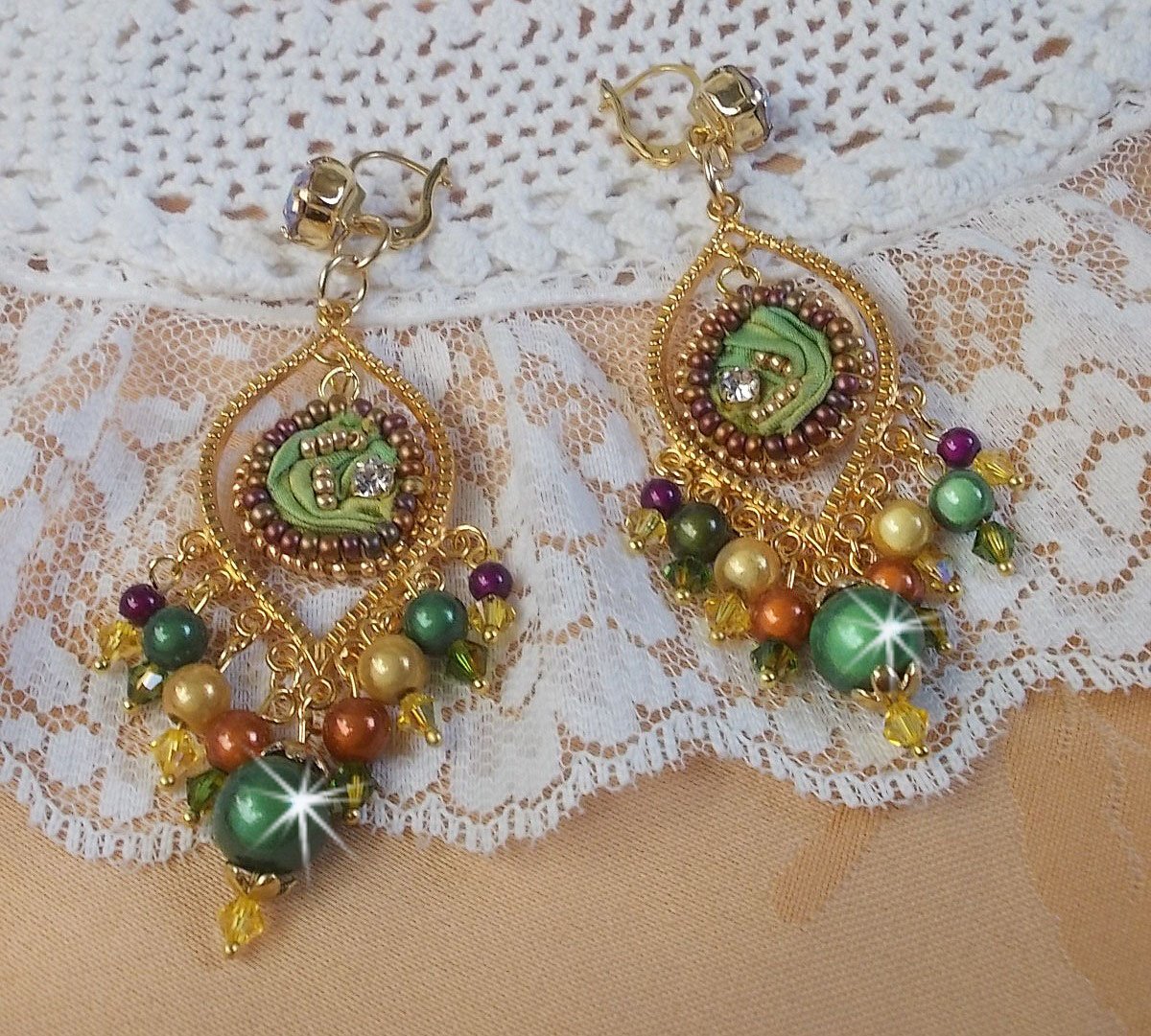 BO Venetiaanse maan geborduurd met kameleonkleurig zijden lint, Swarovski kristallen en magische kralen