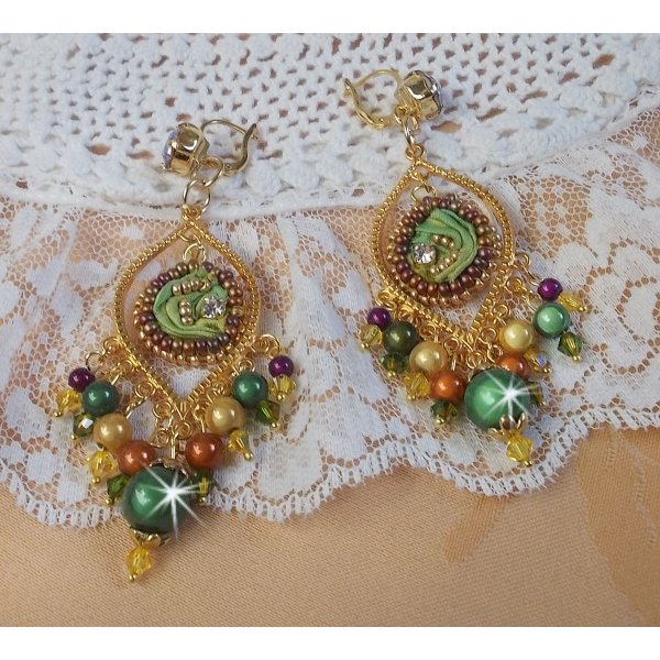 BO Venetiaanse maan geborduurd met kameleonkleurig zijden lint, Swarovski kristallen en magische kralen