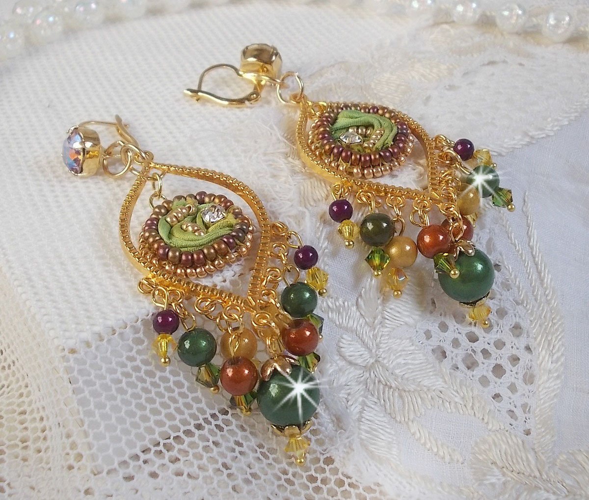 BO Venetiaanse maan geborduurd met kameleonkleurig zijden lint, Swarovski kristallen en magische kralen