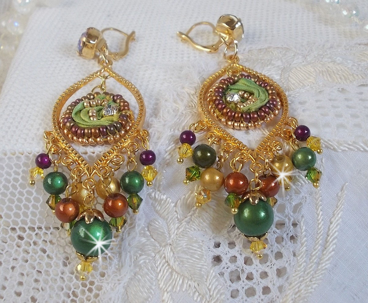 BO Venetiaanse maan geborduurd met kameleonkleurig zijden lint, Swarovski kristallen en magische kralen