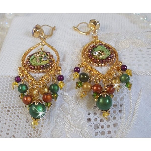 BO Venetiaanse maan geborduurd met kameleonkleurig zijden lint, Swarovski kristallen en magische kralen