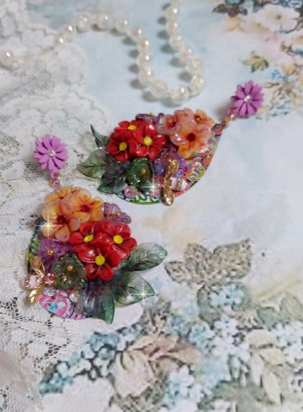 BO Pr&eacute;cieuses Fleurs en r&eacute;sine, breloques abeilles et cristaux. Tout est positionn&eacute; sur des estampes color&eacute;es avec des crochets d&rsquo;oreilles Marguerite M&eacute;tal. Belles nuances de couleurs