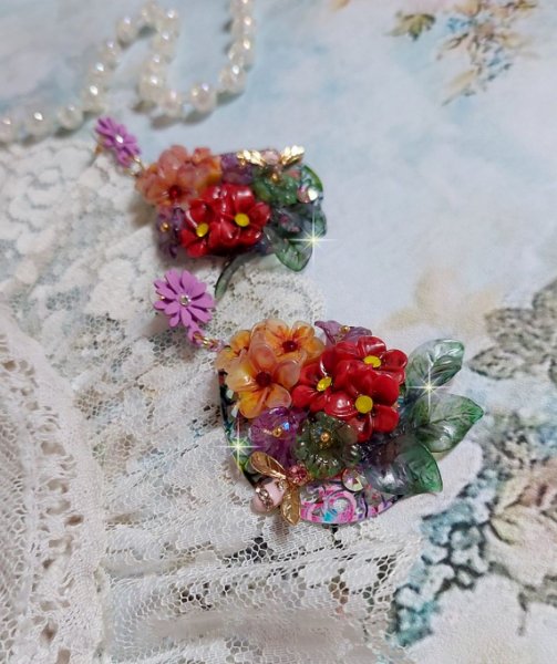 BO Pr&eacute;cieuses Fleurs en r&eacute;sine, breloques abeilles et cristaux. Tout est positionn&eacute; sur des estampes color&eacute;es avec des crochets d&rsquo;oreilles Marguerite M&eacute;tal. Belles nuances de couleurs