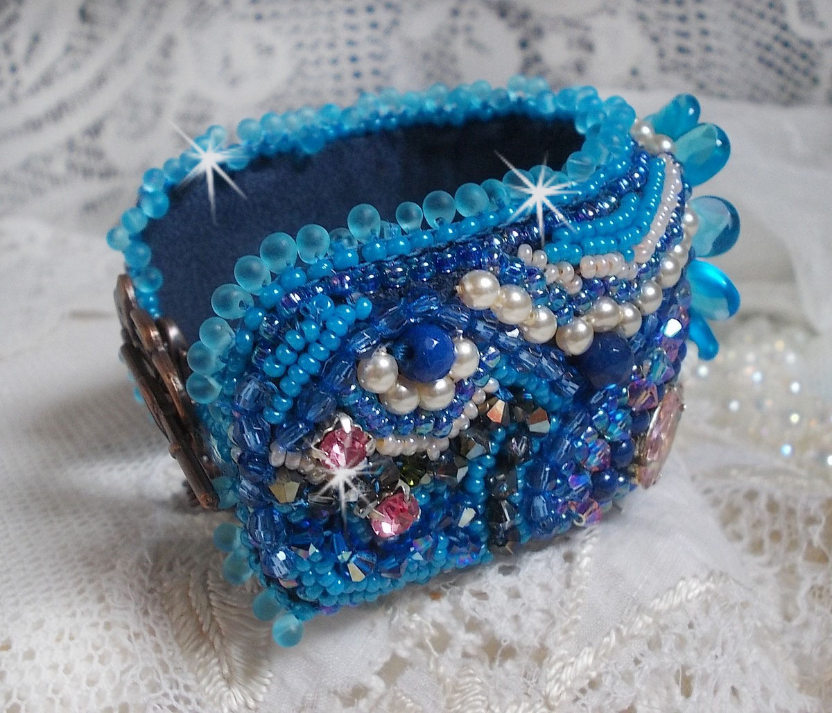 Belle Epoque Haute-Couture manchet armband geborduurd met Swarovski kristallen, hars cabochons en rocailles.