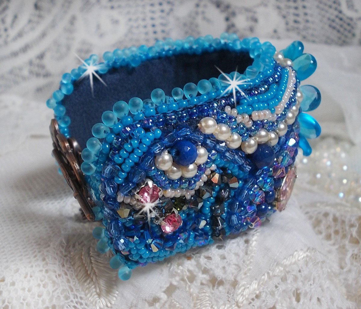 Belle Epoque Haute-Couture manchet armband geborduurd met Swarovski kristallen, hars cabochons en rocailles.