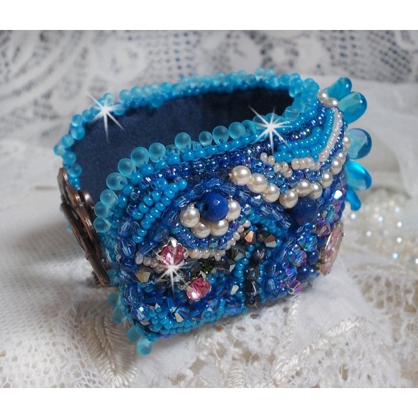 Belle Epoque Haute-Couture manchet armband geborduurd met Swarovski kristallen, hars cabochons en rocailles.