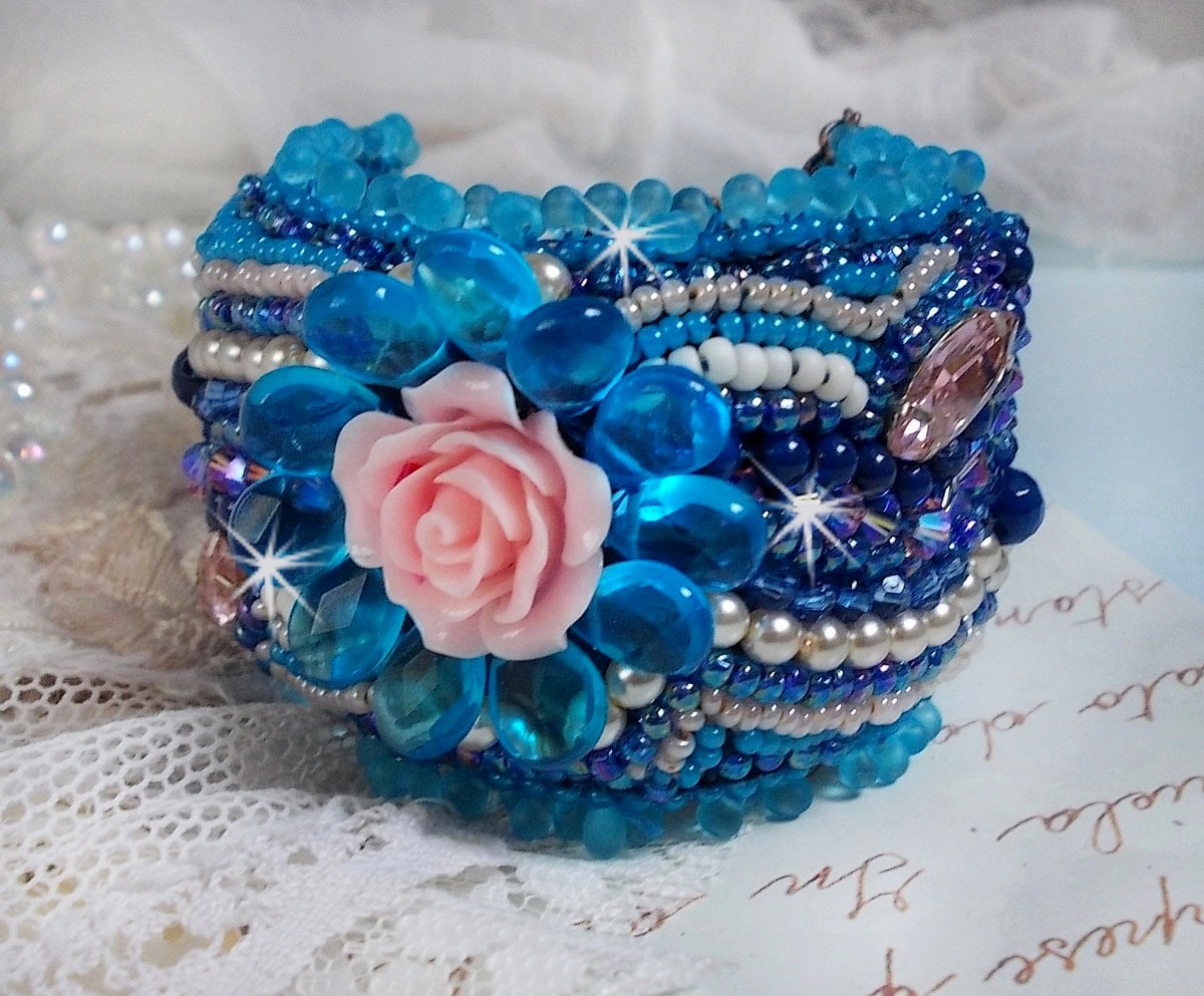 Belle Epoque Haute-Couture manchet armband geborduurd met Swarovski kristallen, hars cabochons en rocailles.