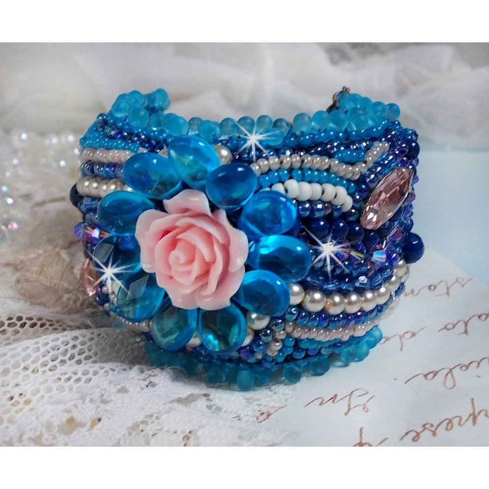 Belle Epoque Haute-Couture manchet armband geborduurd met Swarovski kristallen, hars cabochons en rocailles.