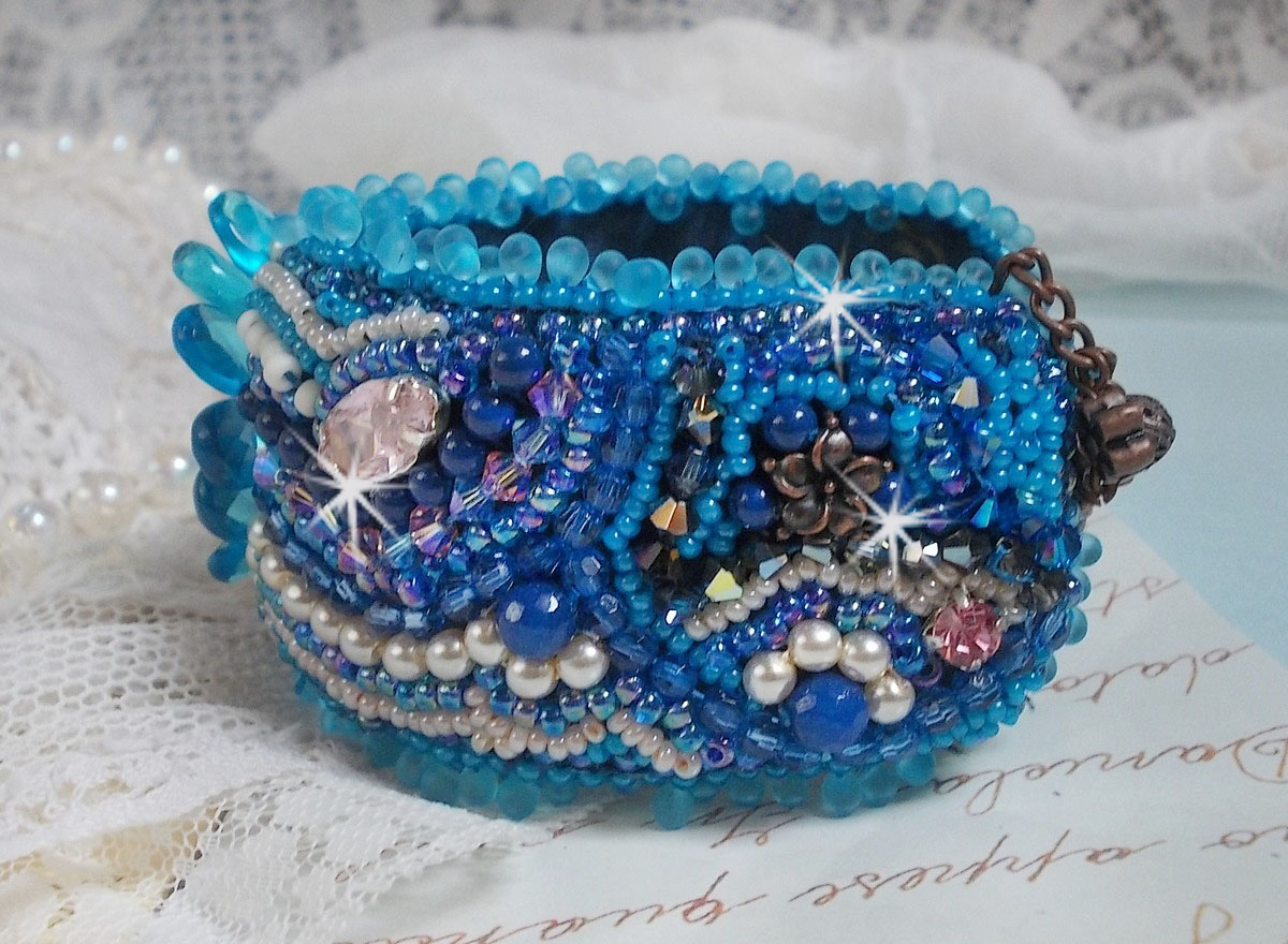 Belle Epoque Haute-Couture manchet armband geborduurd met Swarovski kristallen, hars cabochons en rocailles.