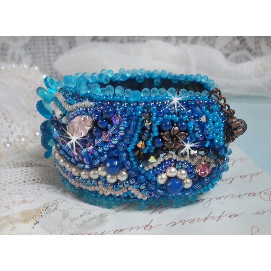 Belle Epoque Haute-Couture manchet armband geborduurd met Swarovski kristallen, hars cabochons en rocailles.