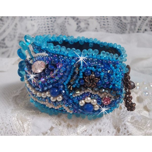 Belle Epoque Haute-Couture manchet armband geborduurd met Swarovski kristallen, hars cabochons en rocailles.