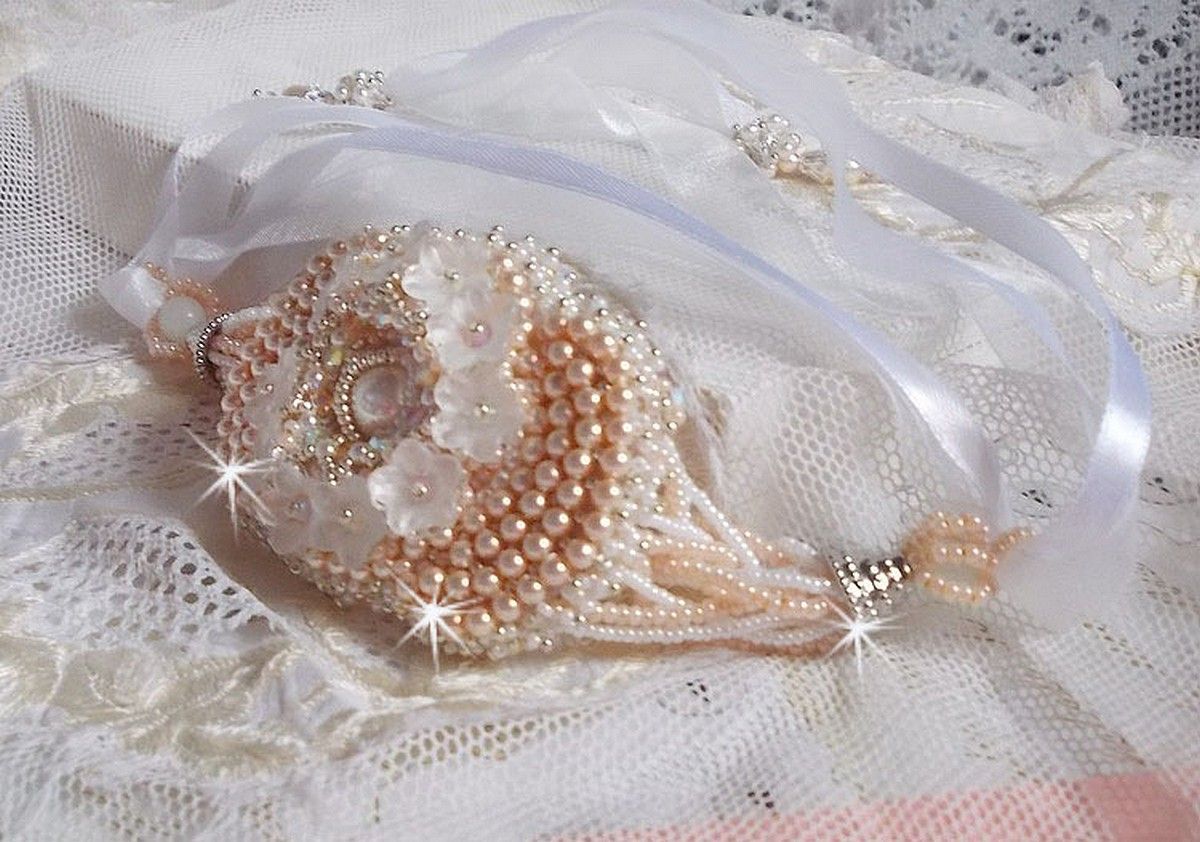Bouquet d'un Jour armband geborduurd met Swarovski parels, Lucite bloemen, linten en kwaliteitskralen.