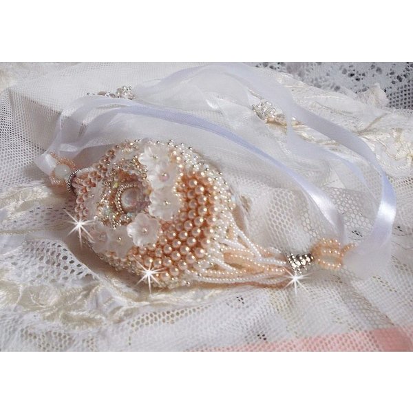 Bouquet d'un Jour armband geborduurd met Swarovski parels, Lucite bloemen, linten en kwaliteitskralen.