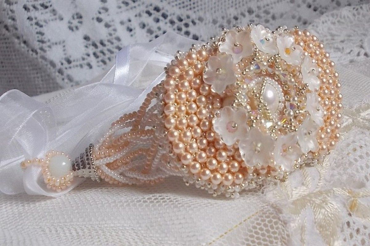 Bouquet d'un Jour armband geborduurd met Swarovski parels, Lucite bloemen, linten en kwaliteitskralen.