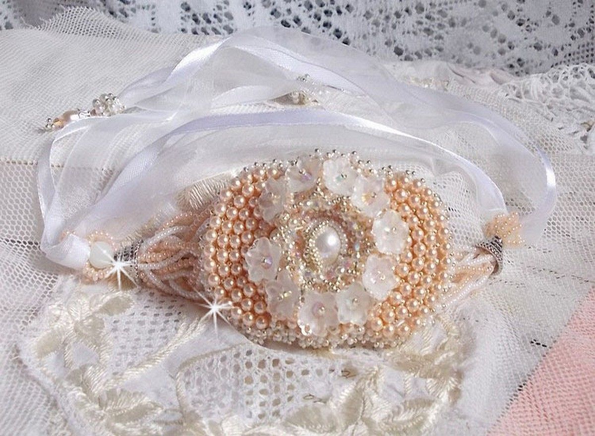 Bouquet d'un Jour armband geborduurd met Swarovski parels, Lucite bloemen, linten en kwaliteitskralen.
