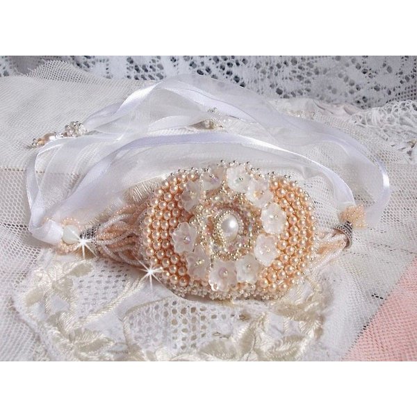 Bouquet d'un Jour armband geborduurd met Swarovski parels, Lucite bloemen, linten en kwaliteitskralen.