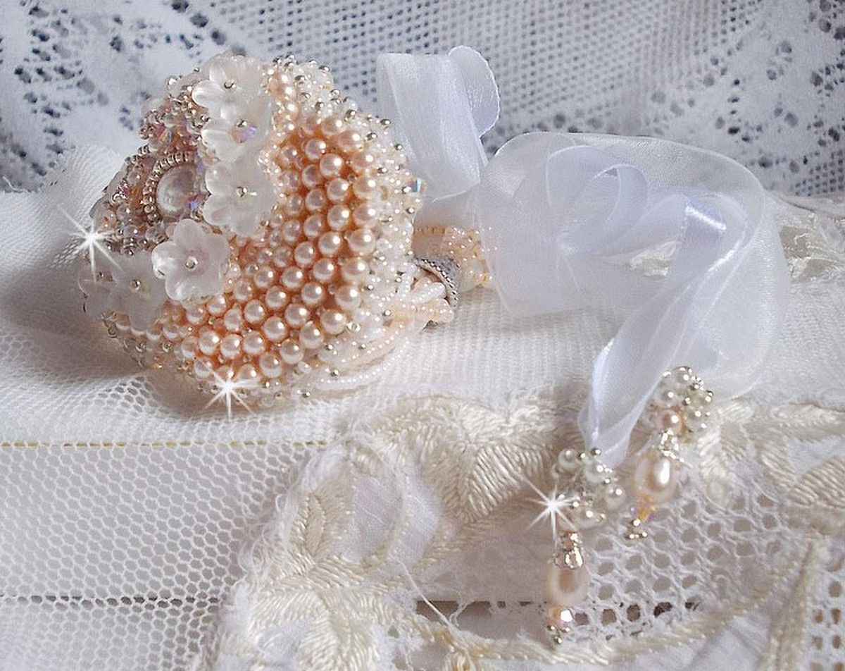 Bouquet d'un Jour armband geborduurd met Swarovski parels, Lucite bloemen, linten en kwaliteitskralen.