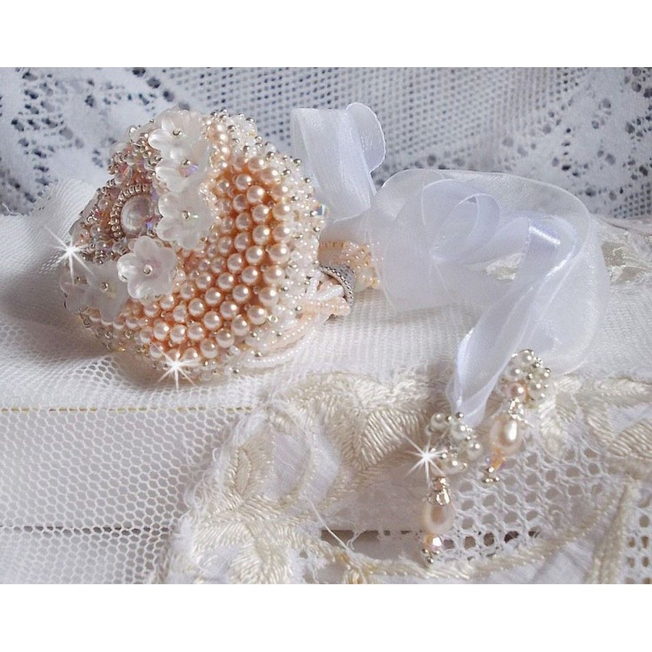 Bouquet d'un Jour armband geborduurd met Swarovski parels, Lucite bloemen, linten en kwaliteitskralen.
