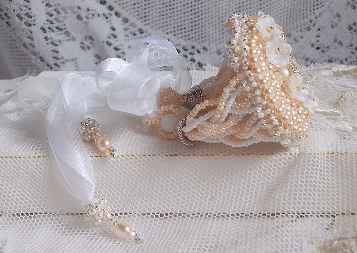 Bouquet d'un Jour armband geborduurd met Swarovski parels, Lucite bloemen, linten en kwaliteitskralen.