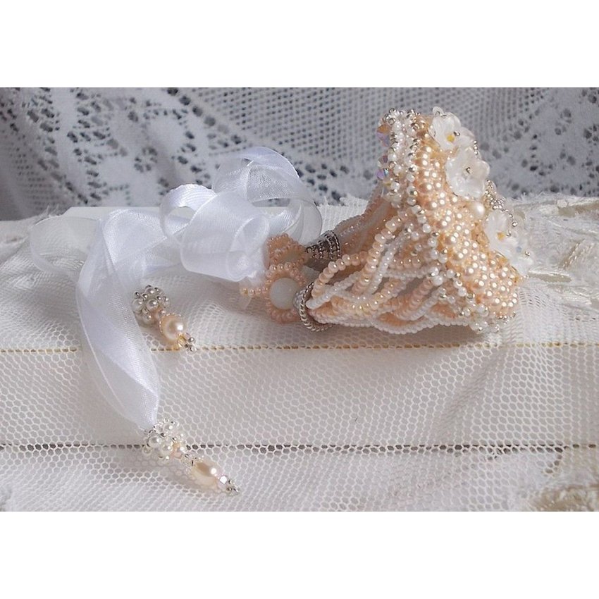 Bouquet d'un Jour armband geborduurd met Swarovski parels, Lucite bloemen, linten en kwaliteitskralen.