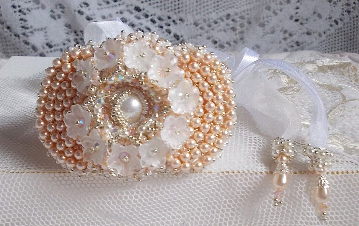 Bouquet d'un Jour armband geborduurd met Swarovski parels, Lucite bloemen, linten en kwaliteitskralen.