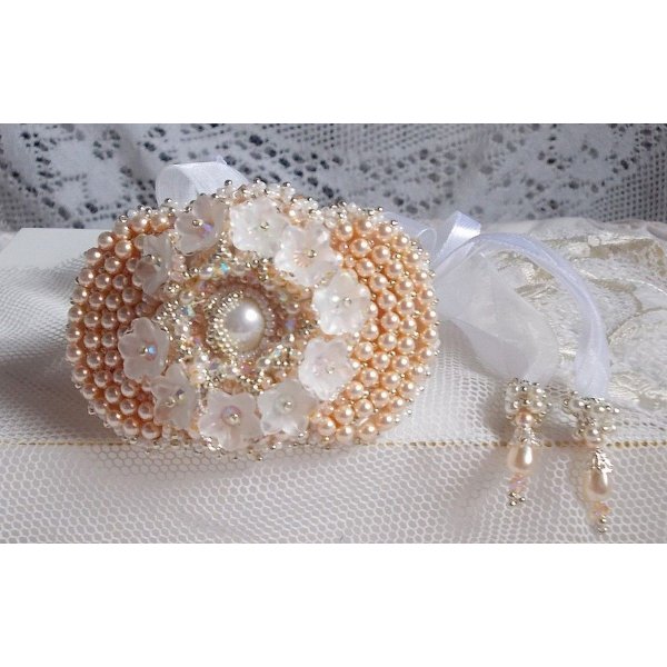 Bouquet d'un Jour armband geborduurd met Swarovski parels, Lucite bloemen, linten en kwaliteitskralen.