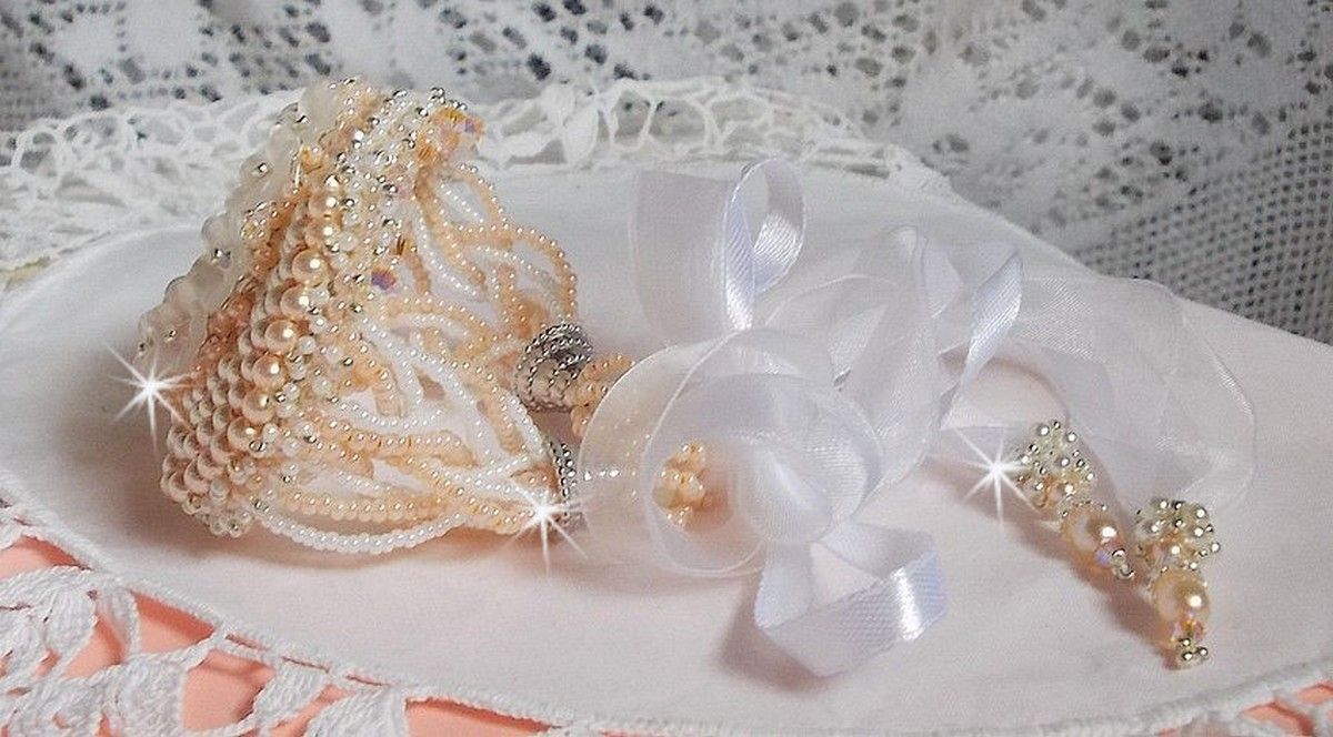 Bouquet d'un Jour armband geborduurd met Swarovski parels, Lucite bloemen, linten en kwaliteitskralen.