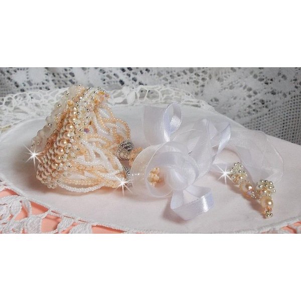 Bouquet d'un Jour armband geborduurd met Swarovski parels, Lucite bloemen, linten en kwaliteitskralen.
