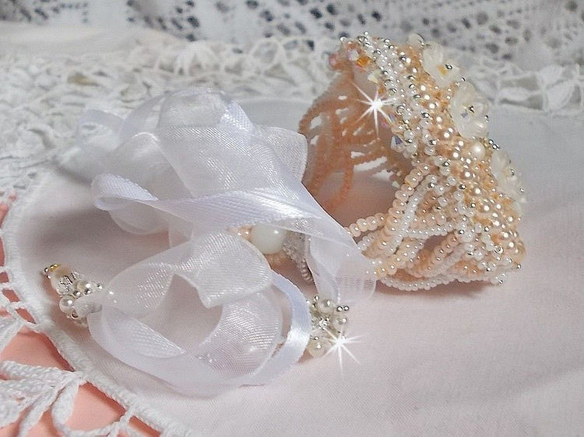 Bouquet d'un Jour armband geborduurd met Swarovski parels, Lucite bloemen, linten en kwaliteitskralen.