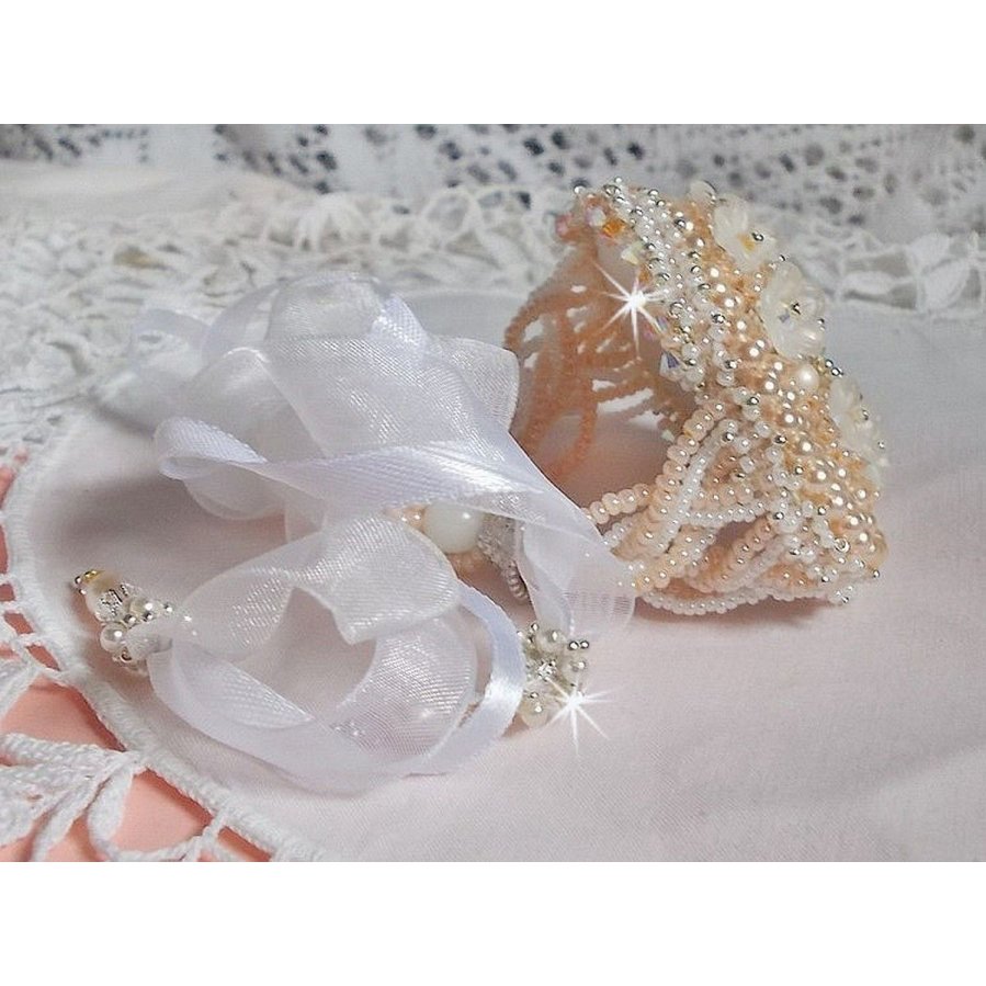 Bouquet d'un Jour armband geborduurd met Swarovski parels, Lucite bloemen, linten en kwaliteitskralen.