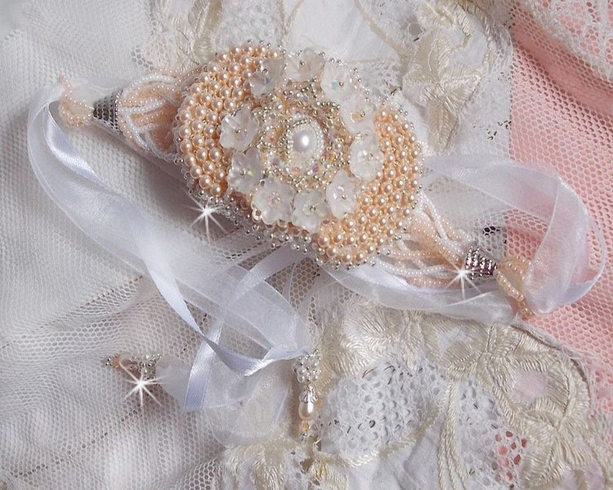 Bouquet d'un Jour armband geborduurd met Swarovski parels, Lucite bloemen, linten en kwaliteitskralen.